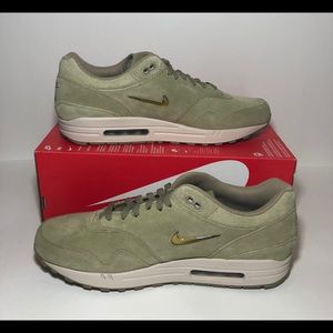 NEW Nike Air Max 1 Jewel Premium Suede Olive Green NWT NEW Nike Air Max 1 Jewel Premium Suede Olive Green NWT
